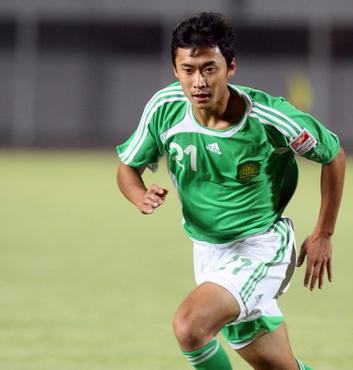 他曾一脚踢飞辽小虎，痛斥足协以不进国足为荣，36复出钱归慈善