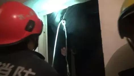 一名男子被困电梯里暴毙,居民楼电梯坠落死亡事故