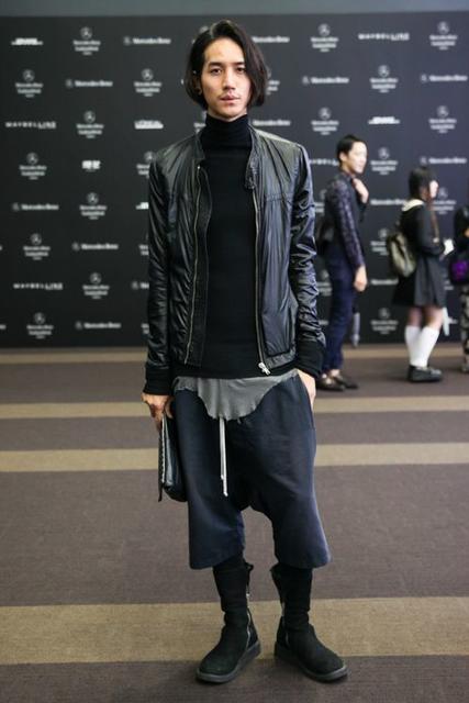 白色t恤褐色皮衣怎么搭配,男士皮衣外套搭配什么裤子