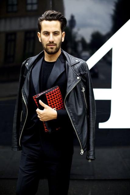 白色t恤褐色皮衣怎么搭配,男士皮衣外套搭配什么裤子