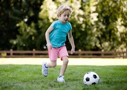 怎么有效教孩子区分左右鞋,对于穿错鞋子的孩子教育措施