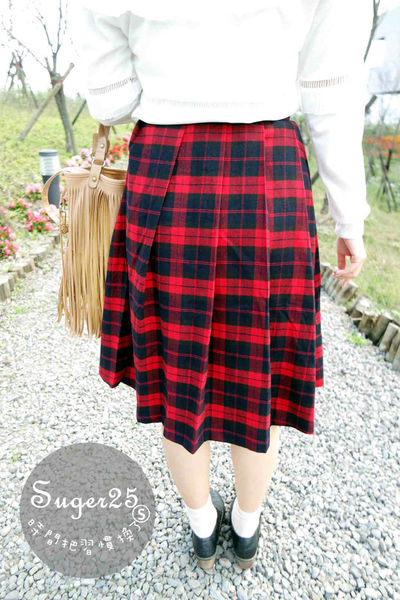 抢眼红色系碎花洋装+苏格兰红格裙，显瘦早春穿搭!