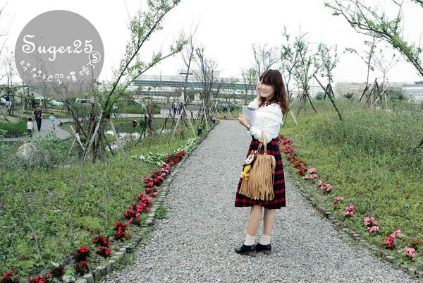 抢眼红色系碎花洋装+苏格兰红格裙，显瘦早春穿搭!