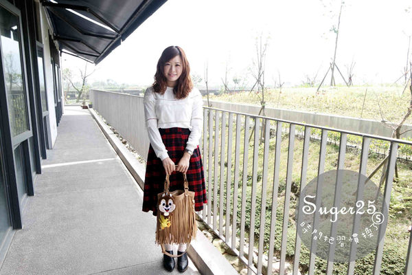 抢眼红色系碎花洋装+苏格兰红格裙，显瘦早春穿搭!