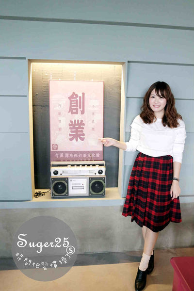 抢眼红色系碎花洋装+苏格兰红格裙，显瘦早春穿搭!