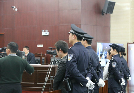 阜阳男子与情人合谋撞死妻子案开庭审理