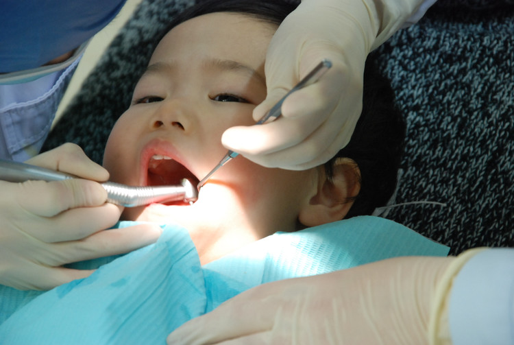 宝宝睡觉爱出汗趴着睡,宝宝睡觉爱挠头怎么回事