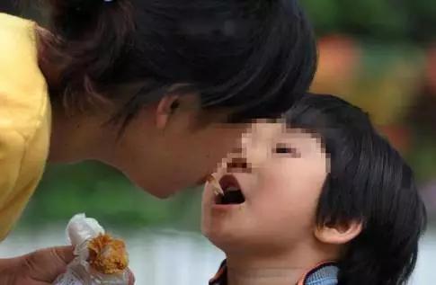 2岁小孩吐血怎么区分原因,2岁半女孩半夜吐血