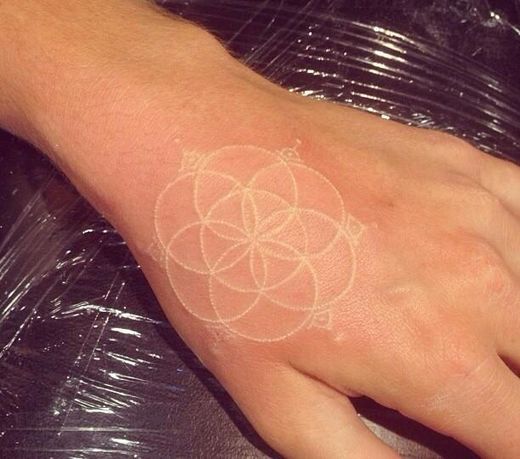 给自己纹身小技巧,素雅的隐形纹身图