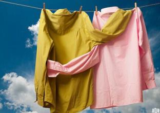 天气潮湿会导致皮肤敏感,衣服毛巾上的霉点