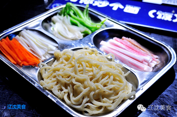 山东小伙创建了”烧+烤“新模式,玩活沈阳长白社区小餐饮