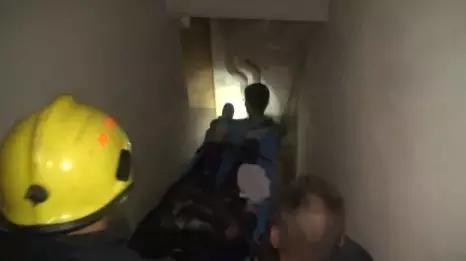 一名男子被困电梯里暴毙,居民楼电梯坠落死亡事故