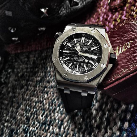 爱彼皇家橡树15710和15703哪个好 (爱彼2023年新款三问腕表)