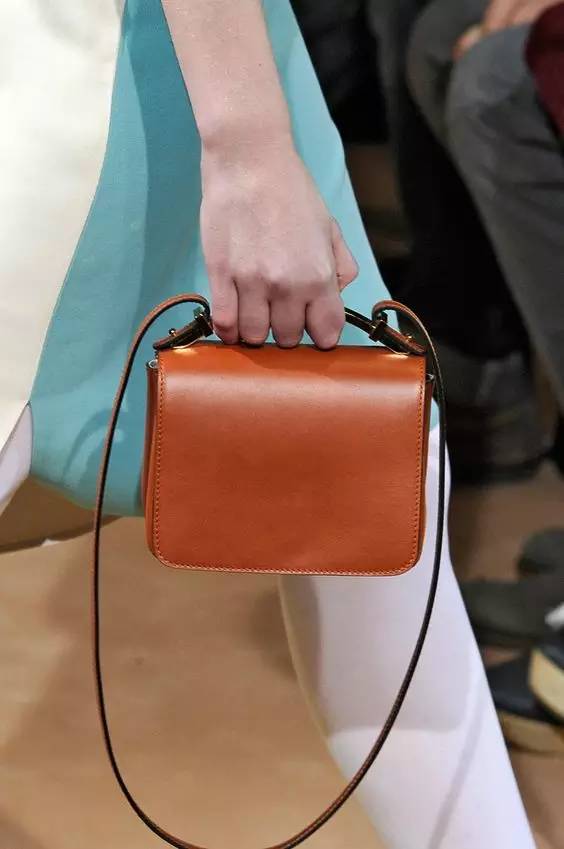 不想撞包这款轻奢包包你值得拥有,不撞包的小众包包