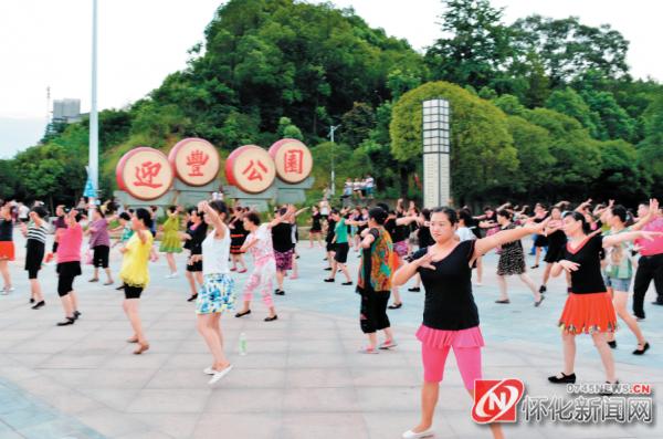 想说爱你不容易广场舞背面分解,想说爱你不容易广场舞完整版