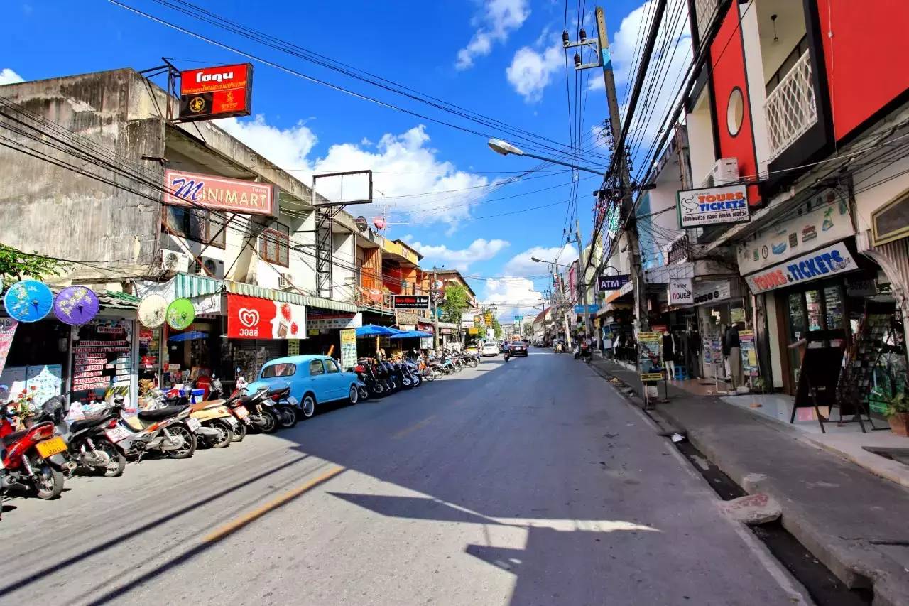 泰国清迈天灯节万盏天灯入夜空,清迈古城天灯