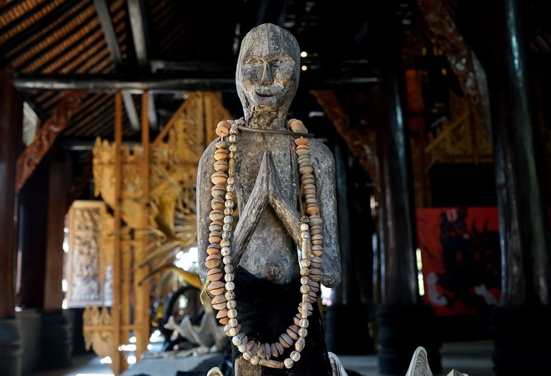 泰国清迈天灯节万盏天灯入夜空,清迈古城天灯