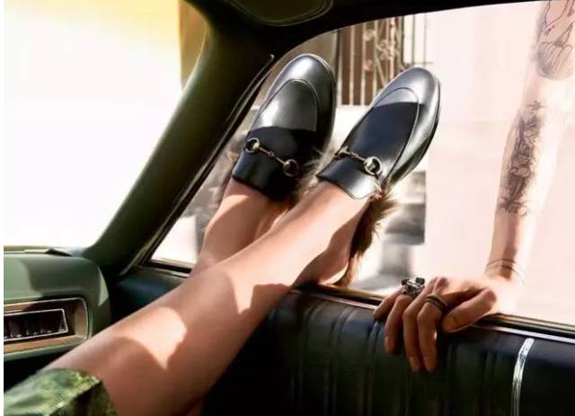 现在有什么夏天穿的好看的小白鞋 (有什么好看的百搭小白鞋)