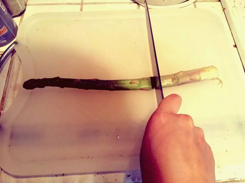 芦笋根怎么处理啊,牛排里的芦笋怎么处理