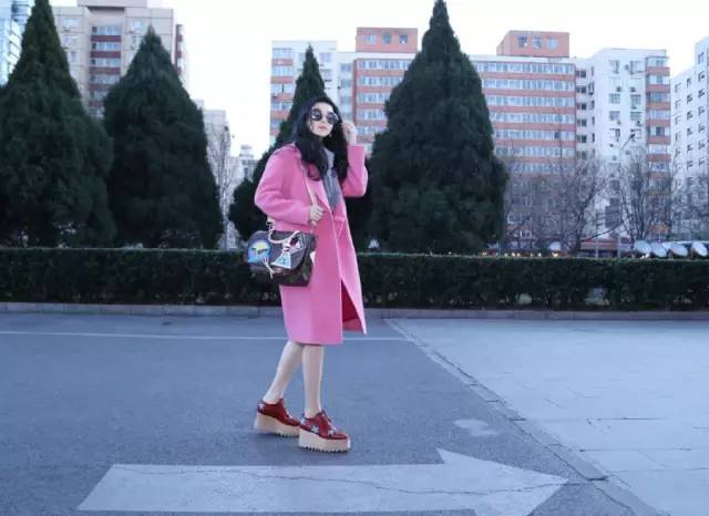 现在有什么夏天穿的好看的小白鞋 (有什么好看的百搭小白鞋)