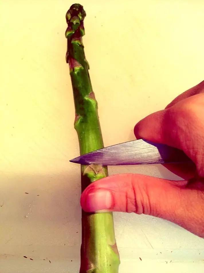芦笋根怎么处理啊,牛排里的芦笋怎么处理