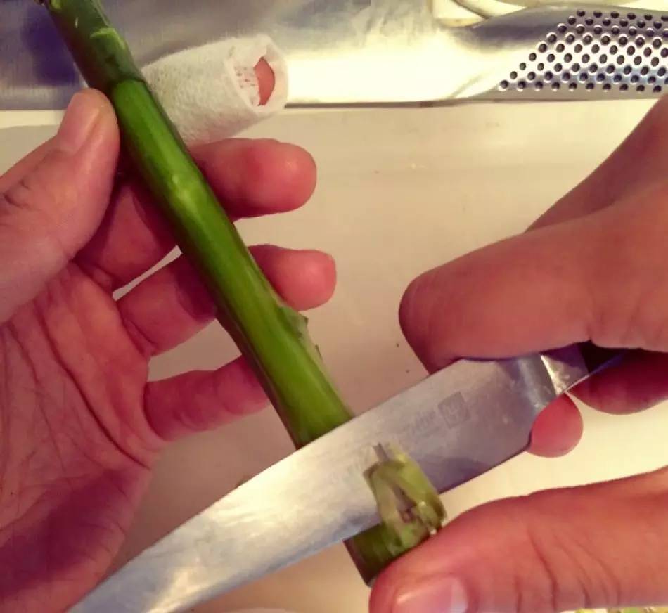 芦笋根怎么处理啊,牛排里的芦笋怎么处理