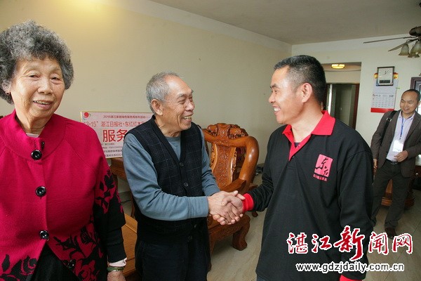 报社惠民筑平台扬善举东红厚义修家具解民忧