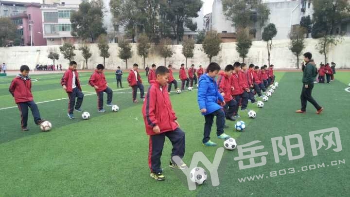 县中小学校园足球联赛活动报道,小小绿茵场放飞足球梦