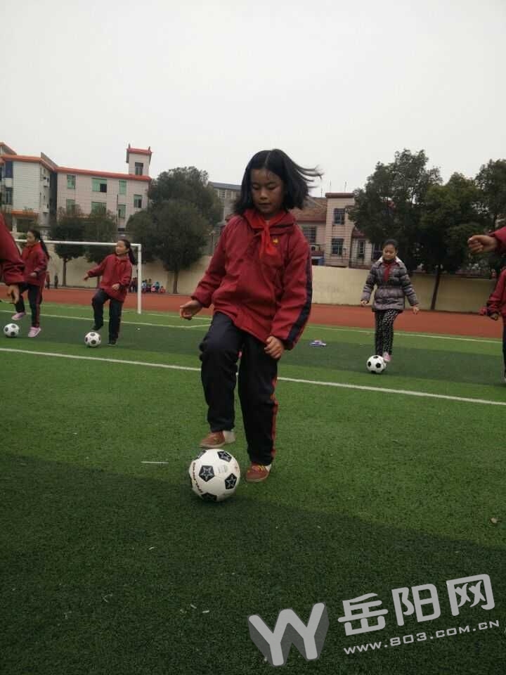 县中小学校园足球联赛活动报道,小小绿茵场放飞足球梦