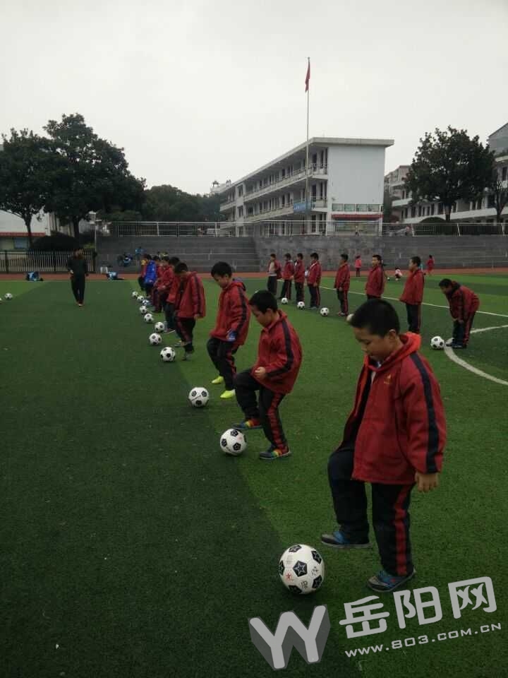 县中小学校园足球联赛活动报道,小小绿茵场放飞足球梦