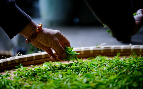 咽喉疼痛喝什么可以缓解,咽喉疼痛怎么办小偏方