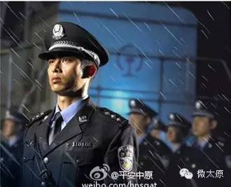 女子轻信假警察电话被骗一万多,如何分辨假警察犯罪