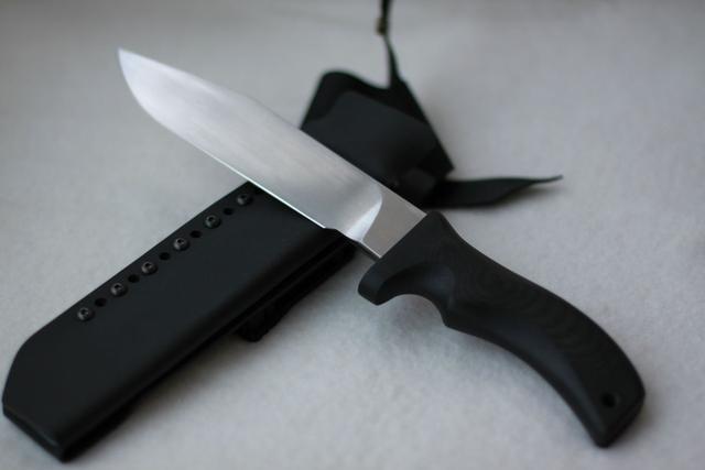 真是一把好刀:200斤的胖子抓着刀柄做引体向上,居然完好无损