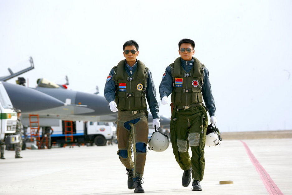 这些中国大明星都曾扮演飞行员，看看哪位最有军人气质？