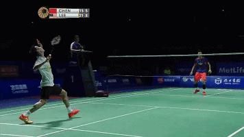 打羽毛球遇到比自己强的人怎么打,打羽毛球遇到厉害的对手