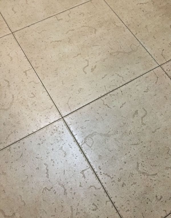 瓷砖有细微划痕是否正常,亮光瓷砖很多划痕有什么办法修复