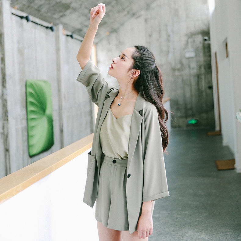 肩膀比较宽怎么穿衣服,肩膀宽女生冬天怎么穿衣服好看