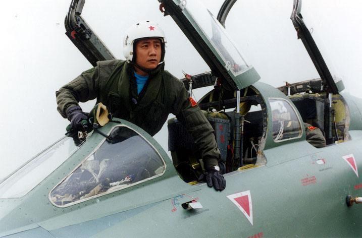 这些中国大明星都曾扮演飞行员，看看哪位最有军人气质？