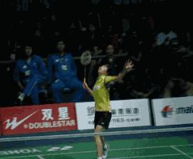 打羽毛球遇到比自己强的人怎么打,打羽毛球遇到厉害的对手