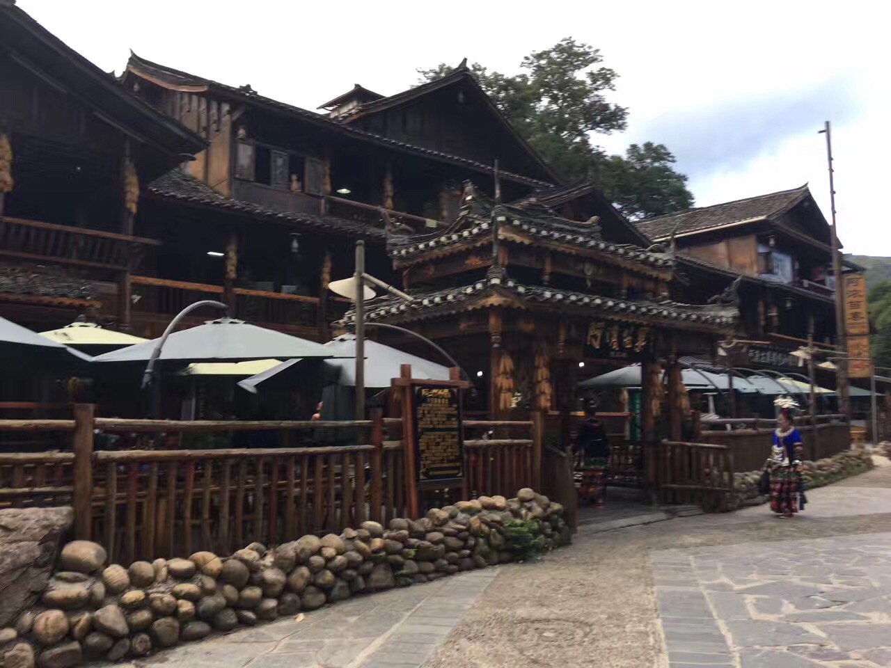 余秋雨西江苗寨的散文,余秋雨描写西江千户苗寨