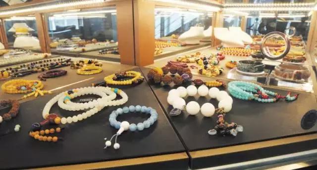 20万买的珠宝展“蜜蜡”，被地摊大爷嫌弃了！