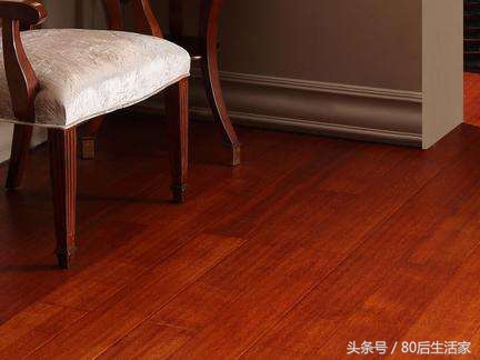 红木地板装修现代风格,红木地板配什么色沙发