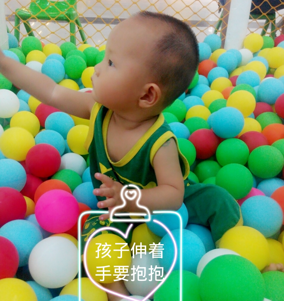 宝宝饿了吃衣服哭了,儿子饿了大哭丈夫不让喂奶