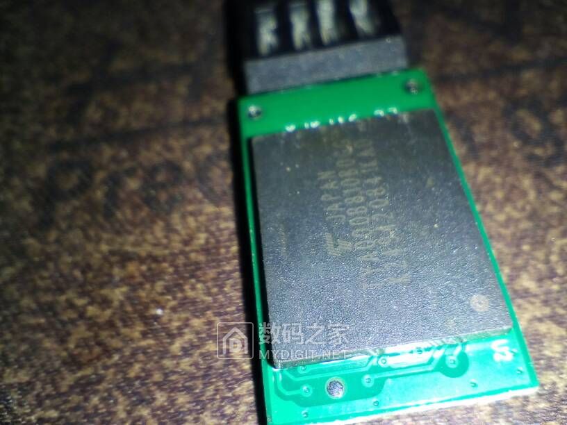 夜市买了一个64GBSONYu盘，拆开一看，果然翻车了！