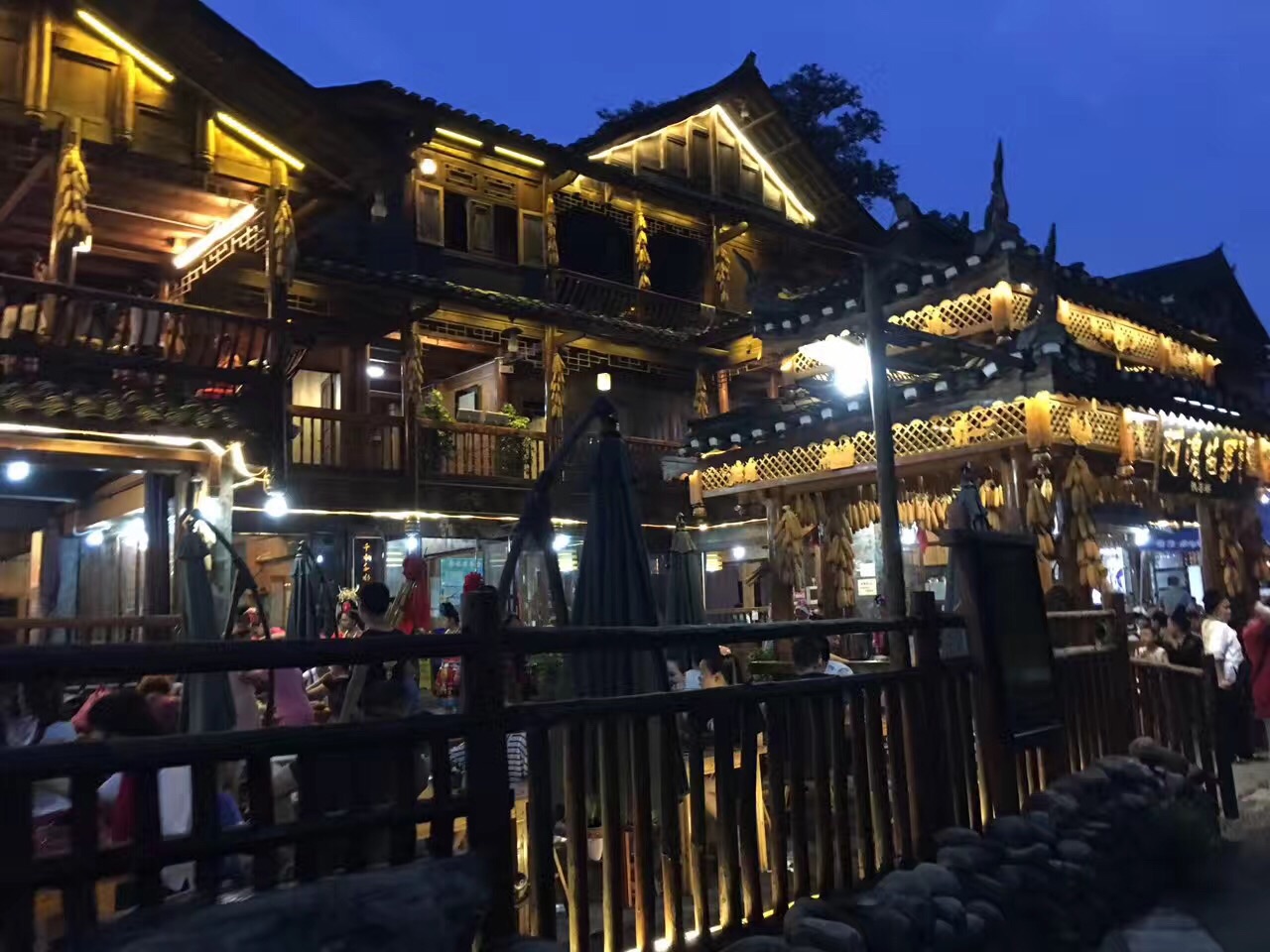 余秋雨西江苗寨的散文,余秋雨描写西江千户苗寨