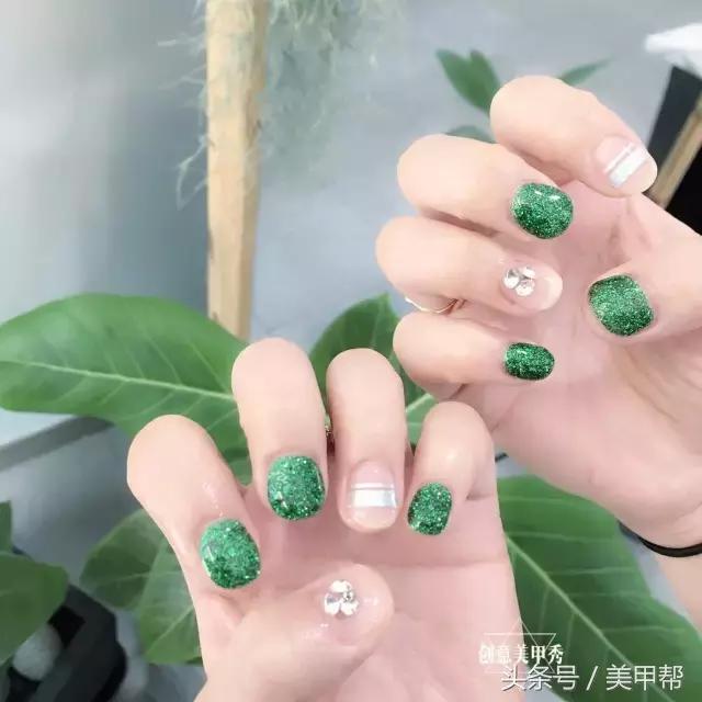 夏天的美甲款式短指甲显白,指甲又短又宽怎么美甲