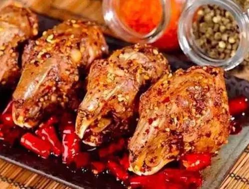 男朋友是内蒙古人，第一次送的礼物是一只羊网友笑喷：成都人只能送火锅底料了！