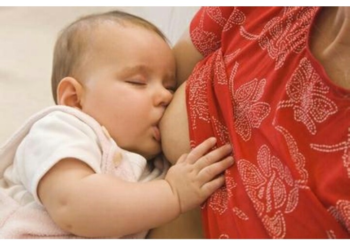 宝宝饿了吃衣服哭了,儿子饿了大哭丈夫不让喂奶