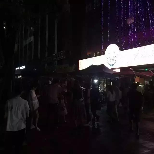 排队3个小时只为这顿网红火锅,单日排队8万人的火锅