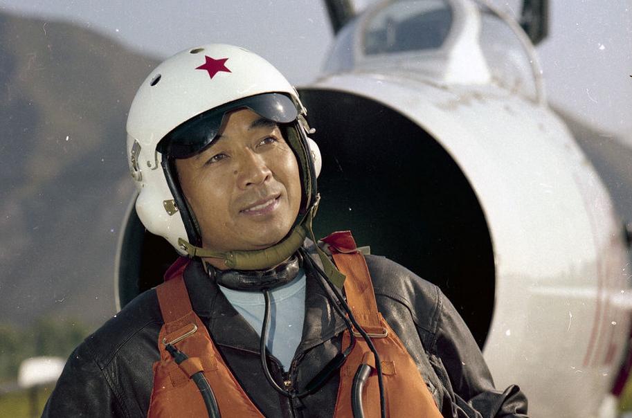 这些中国大明星都曾扮演飞行员，看看哪位最有军人气质？